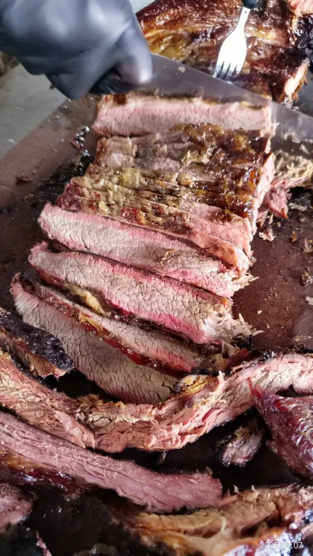Fetas de carne vacuna ahumada durante horas