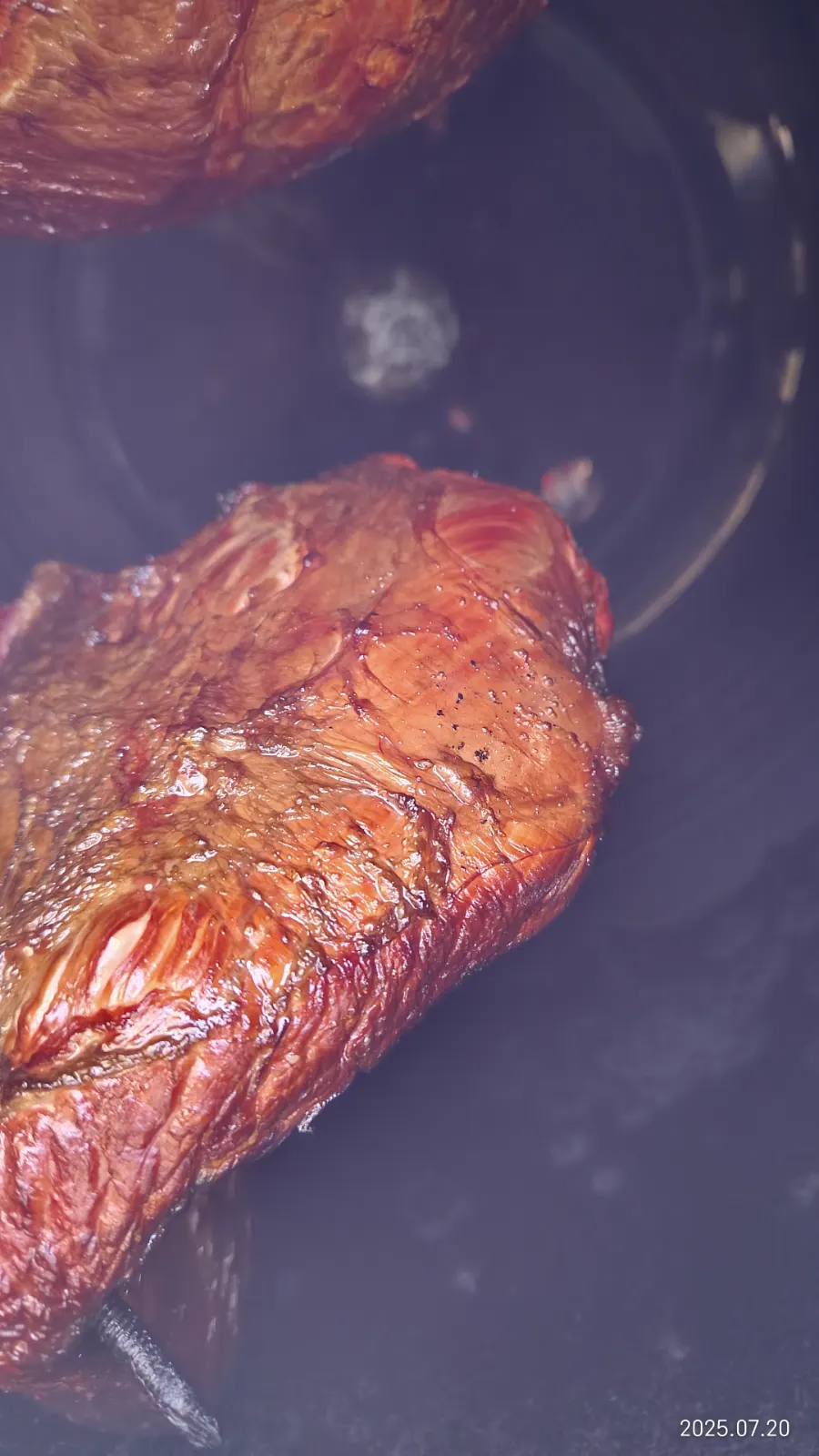 Carne dentro del ahumador, entre el humo