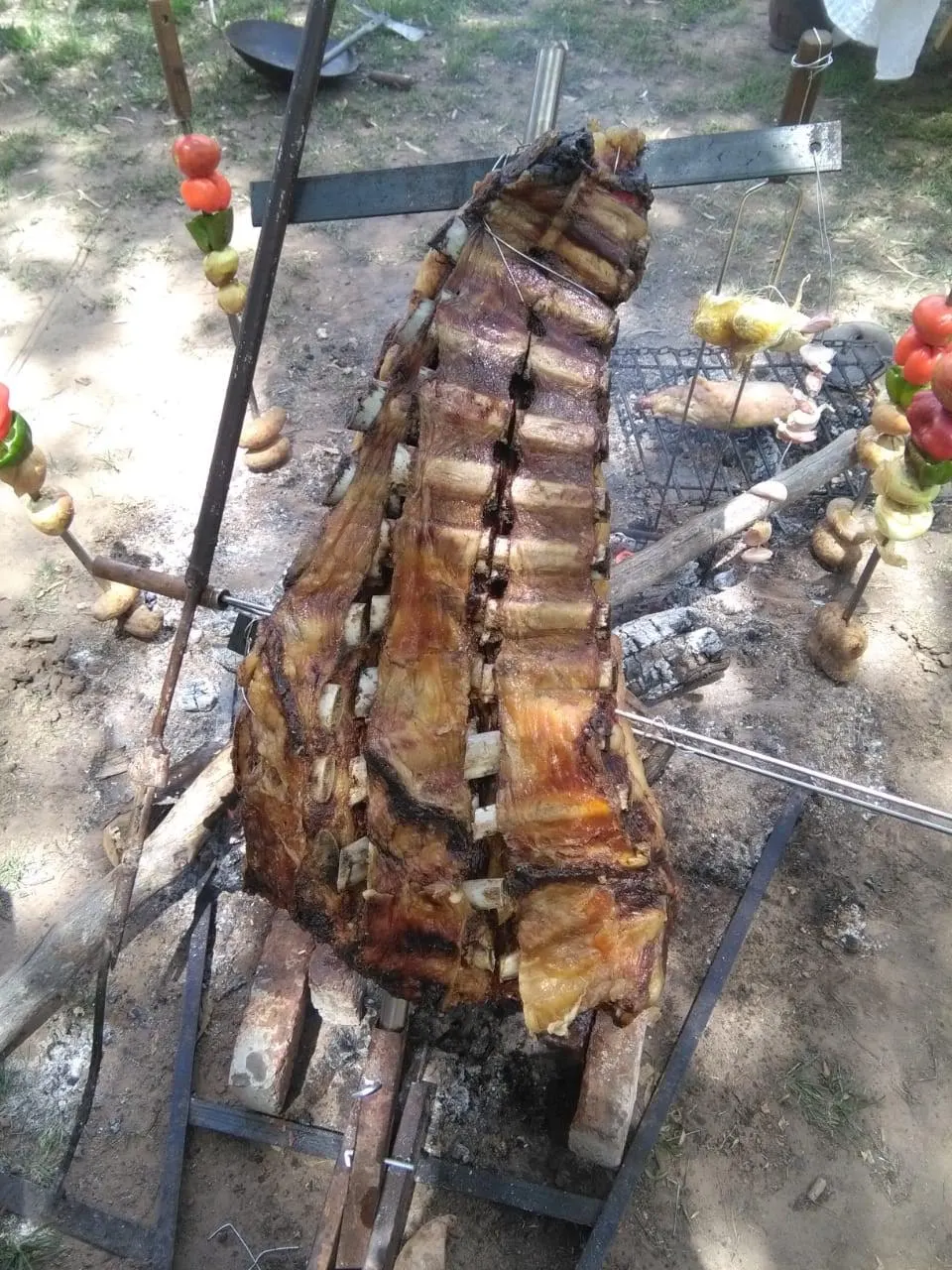 Costillar a la estaca terminado junto al fuego