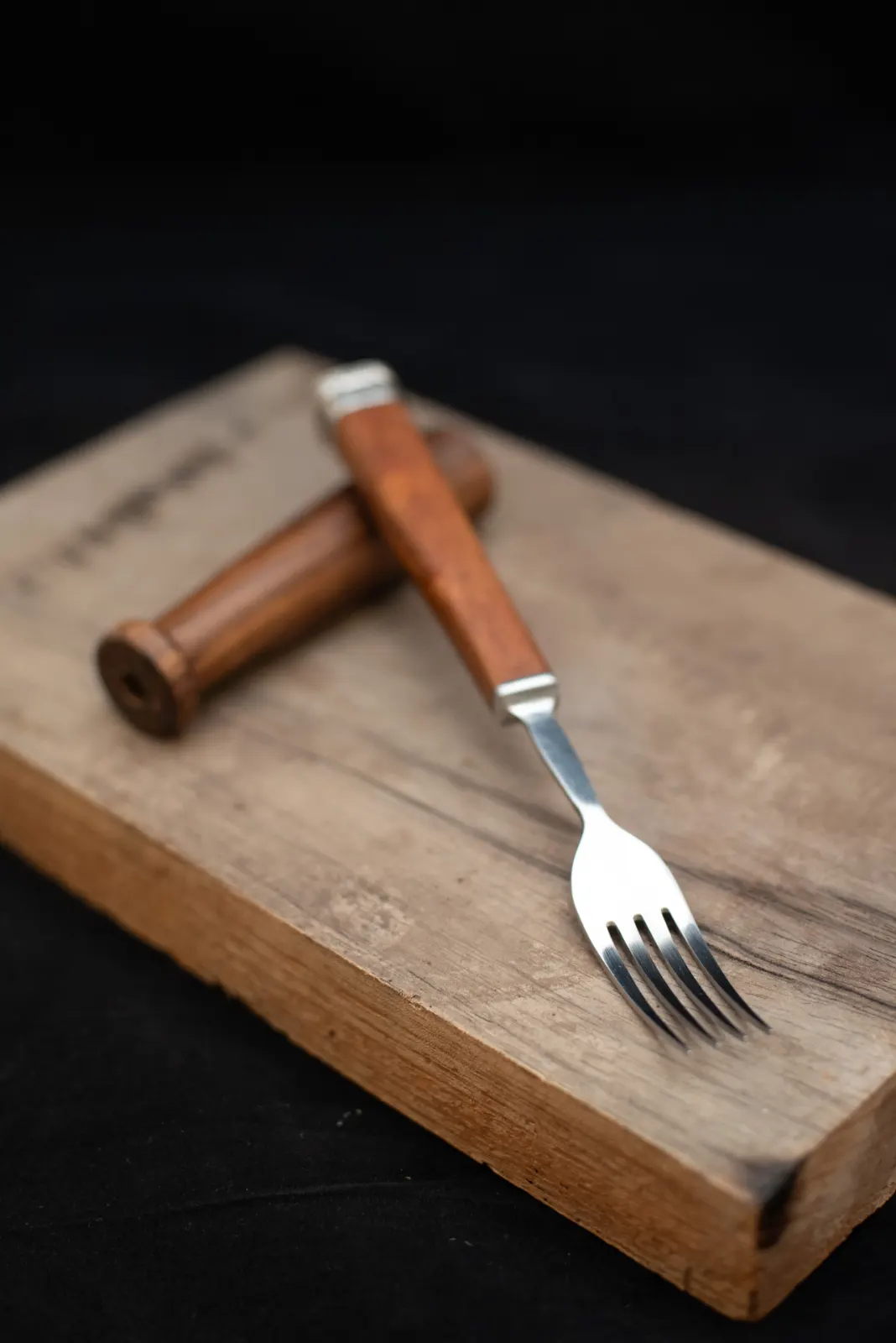 Juego criollo de cuchillo y tenedor con pomos tallados