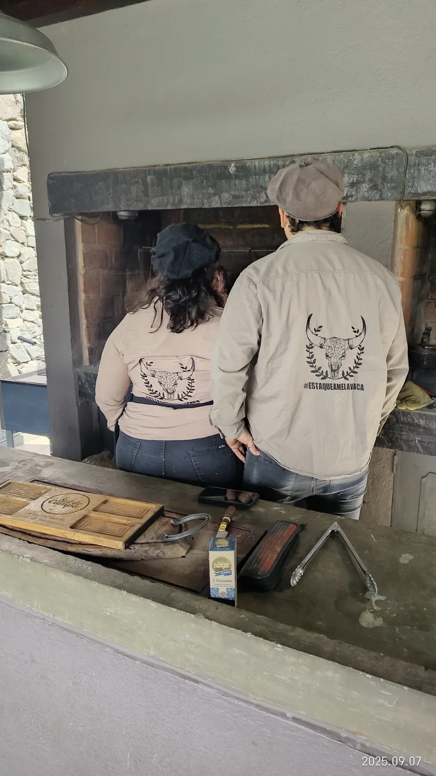 Agustina y Josué con las camisas de EstaqueameLaVaca