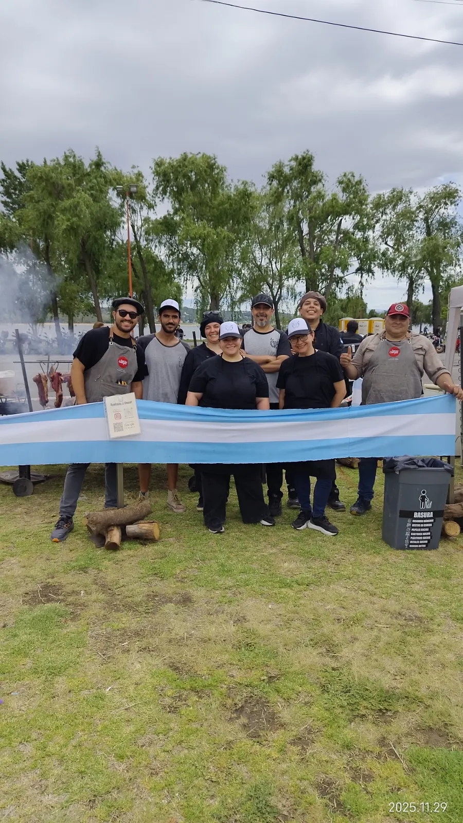 Equipo de EstaqueameLaVaca con la bandera argentina en un evento masivo