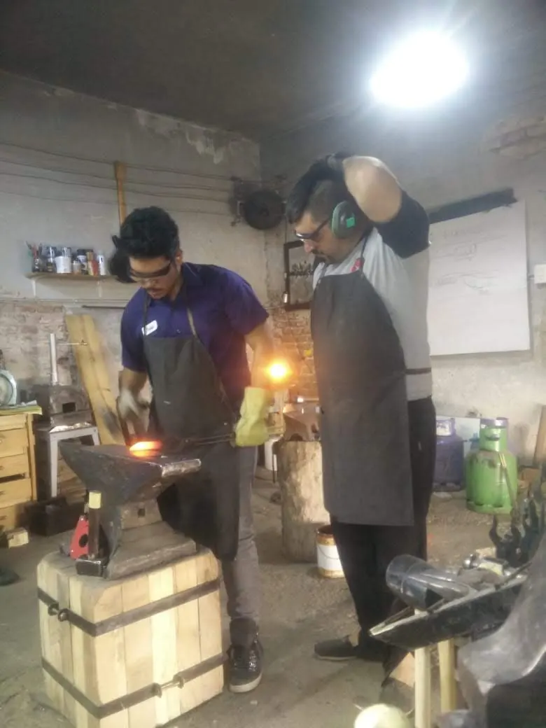 Forja artesanal de piezas de hierro en el taller