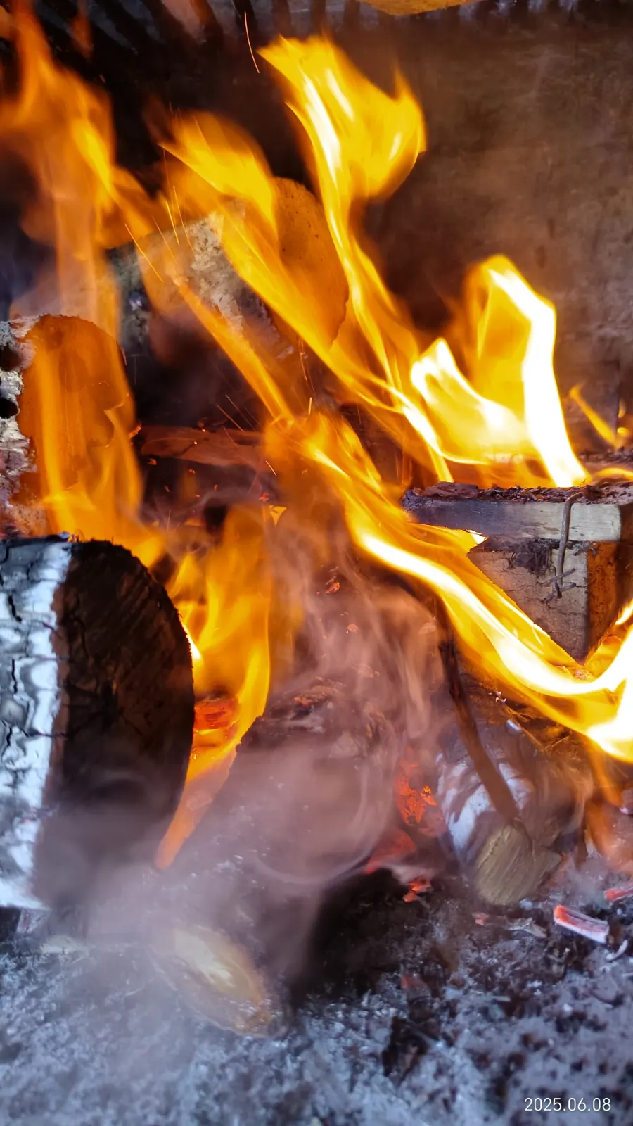 Fuego de leña encendido