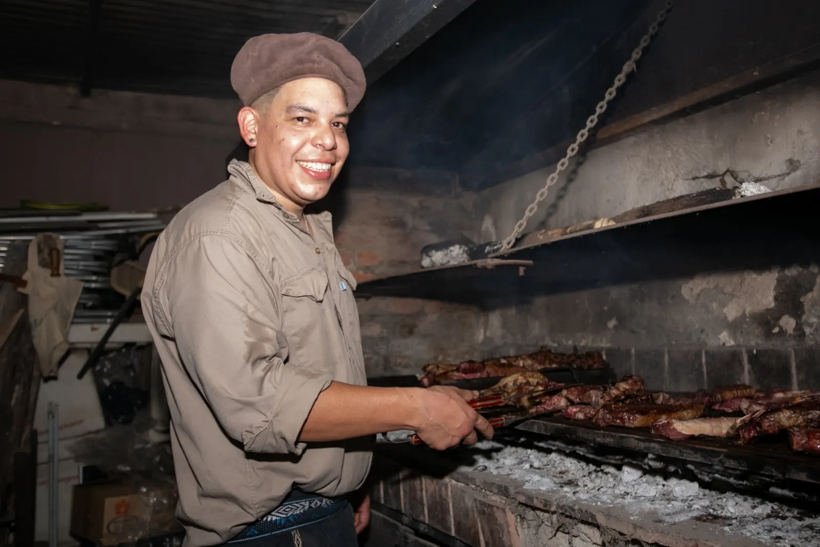 Josué Granda frente a la parrilla