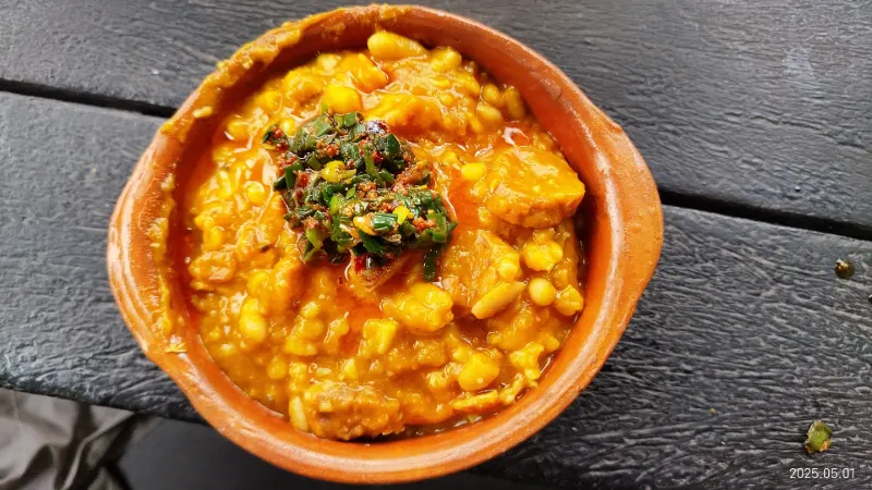 Locro criollo servido en cazuela de barro