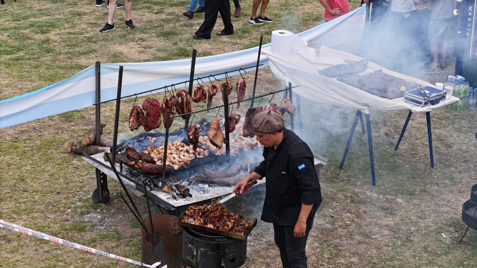 Carnes al gancho en un evento al aire libre