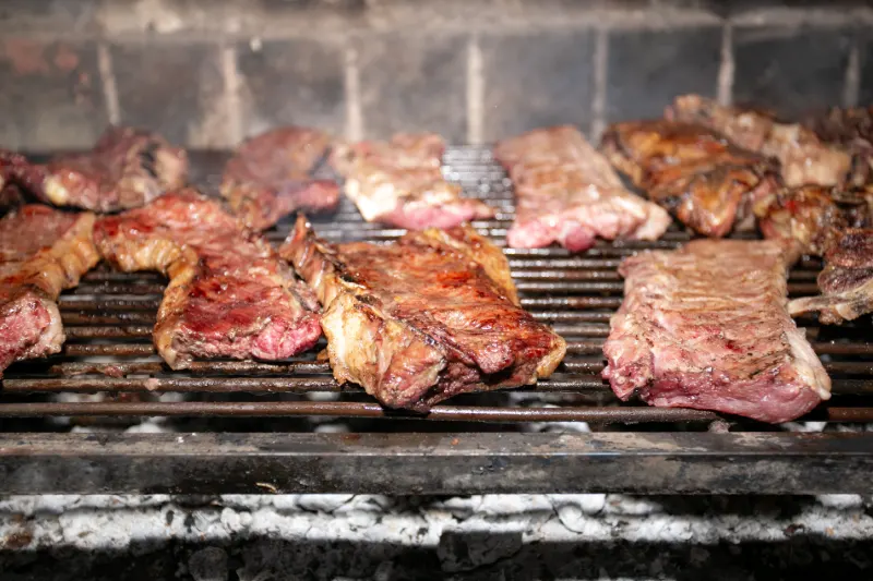Cortes vacunos a la parrilla sobre brasas