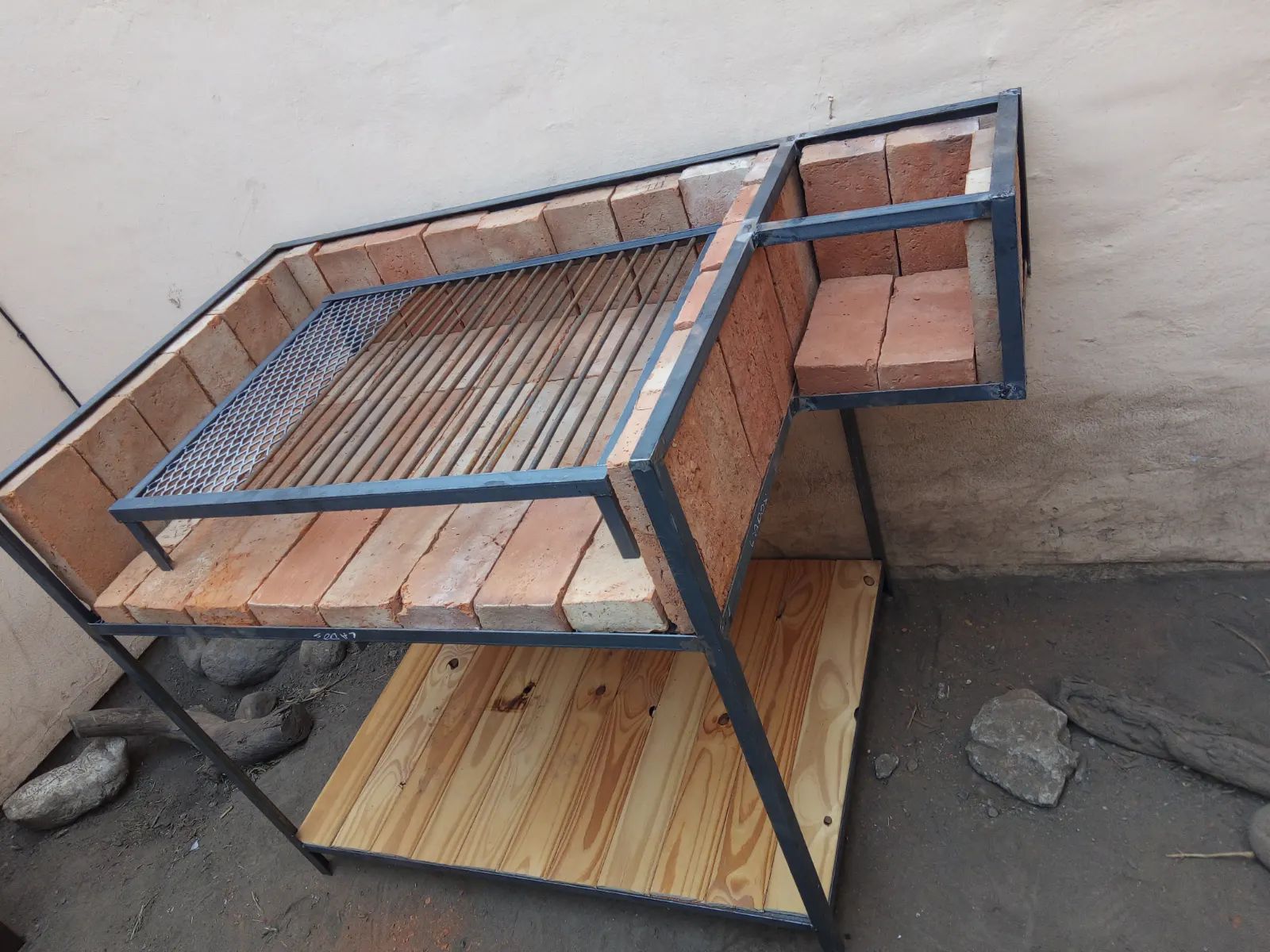 Parrilla artesanal de hierro con estructura de madera