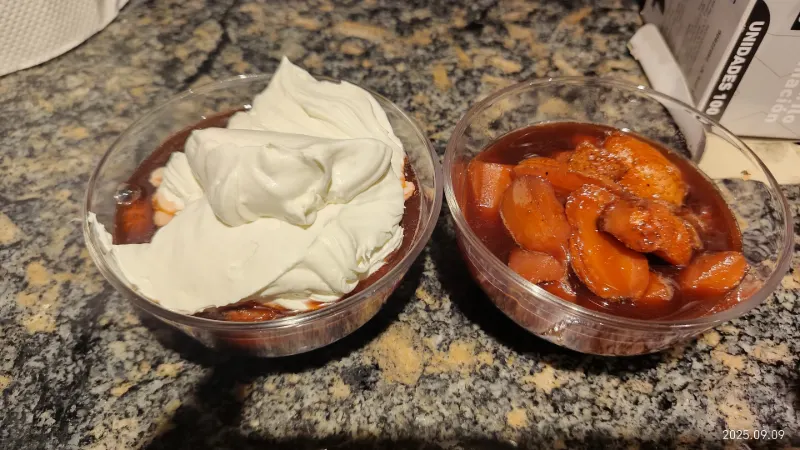 Frutillas caramelizadas al vino tinto con crema