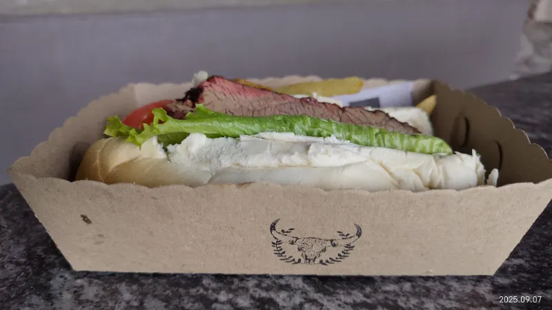 Sándwich de carne ahumada en caja de EstaqueameLaVaca