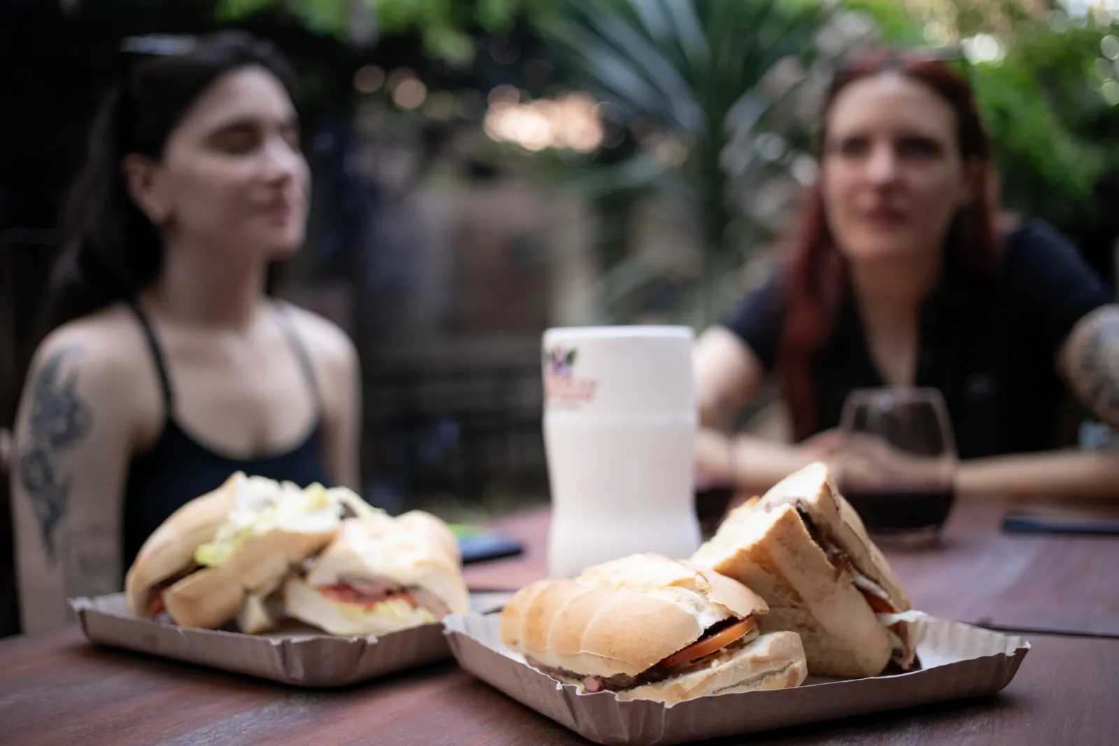 Invitadas compartiendo la mesa en una juntada